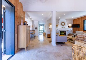 Télévision, cheminée, table de tennis de table, chaîne hi-fi