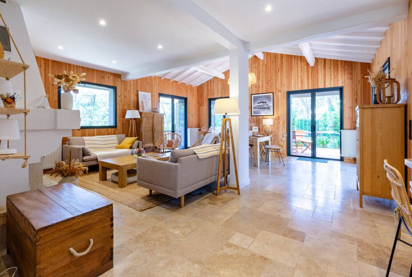 Fernseher, Kamin, Tischtennisplatte, Stereoanlage