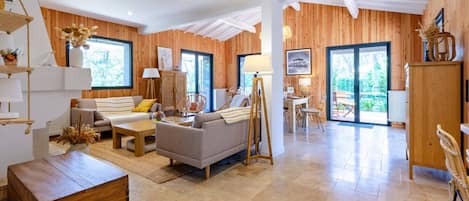 Fernseher, Kamin, Tischtennisplatte, Stereoanlage