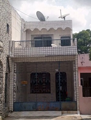 Exterior detail - Room near the airport, UEPA (State University of Pará) and parks. (Belém)