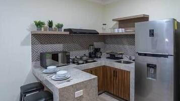 Lemari es, microwave, dan peralatan masak/sendok-piring