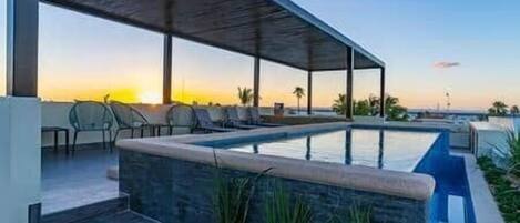 Lämmitetty uima-allas