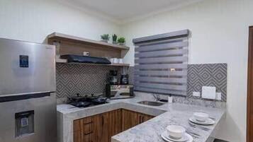 Kühlschrank, Mikrowelle, Kochgeschirr/Geschirr/Besteck