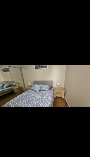 2 عدّة غرف نوم ومكواة/لوح كي وواي فاي وملاءات أسرّة