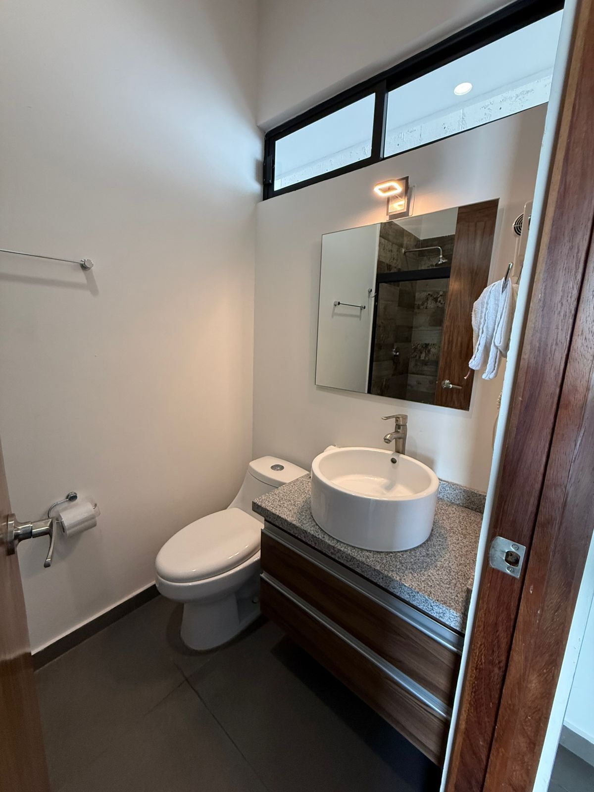 Douche, serviettes fournies, papier toilette