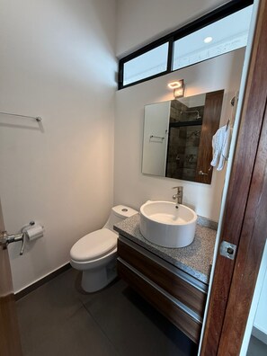 Douche, serviettes fournies, papier toilette