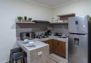 Kühlschrank, Mikrowelle, Kochgeschirr/Geschirr/Besteck