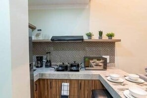 Kjøleskap, mikrobølgeovn og kjøkkenutstyr