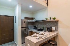 Kühlschrank, Mikrowelle, Kochgeschirr/Geschirr/Besteck