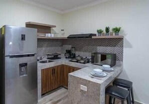 Refrigerador, microondas y parrilla de estufa