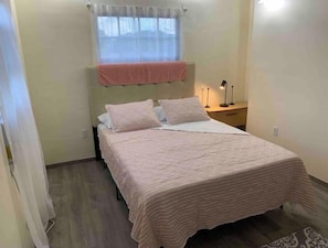 1 chambre, fer et planche à repasser, accès à Internet, literie fournie