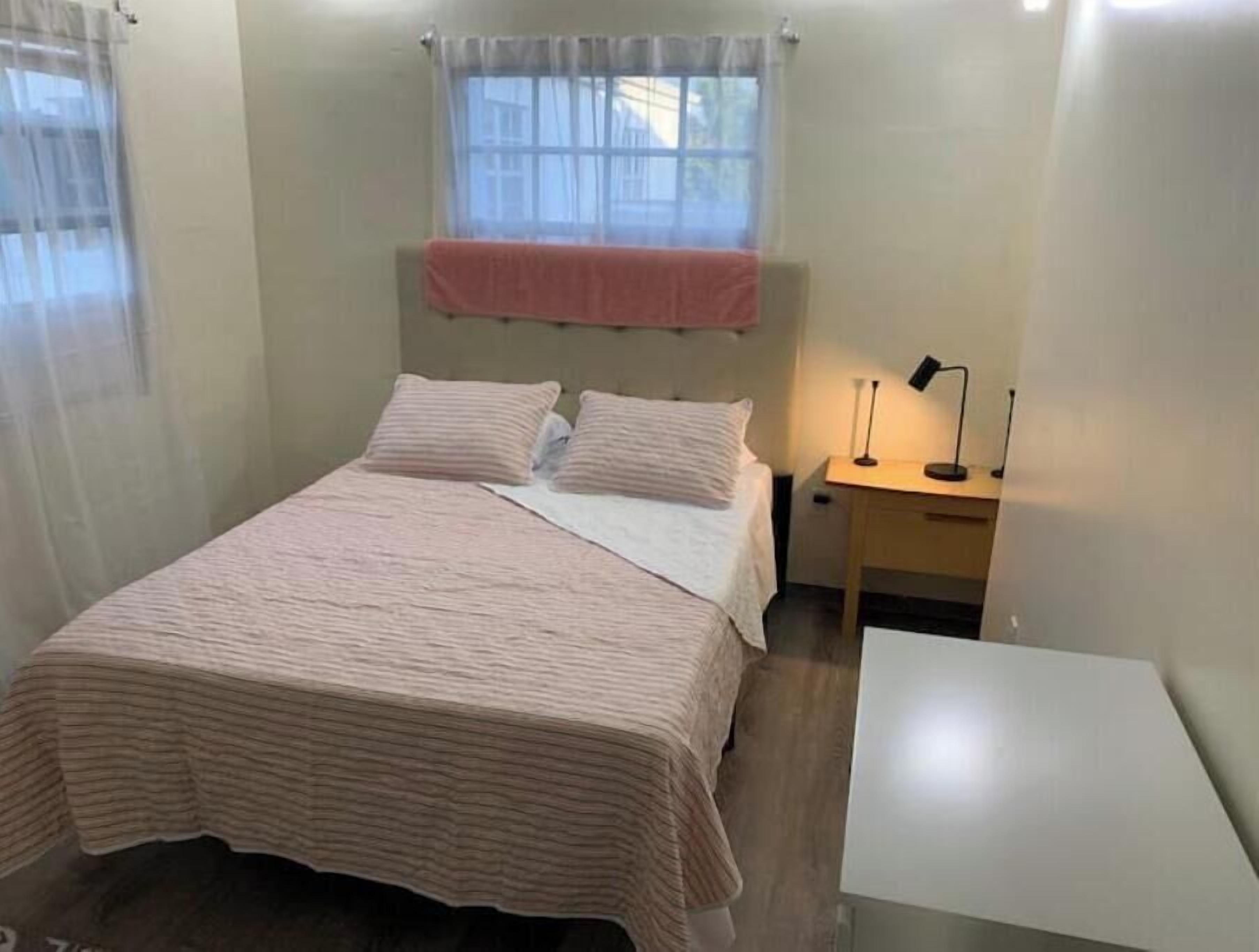 2 habitaciones, tabla de planchar con plancha, internet y ropa de cama 