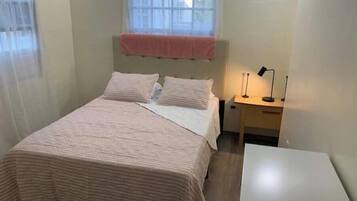 2 habitaciones, tabla de planchar con plancha, internet y ropa de cama