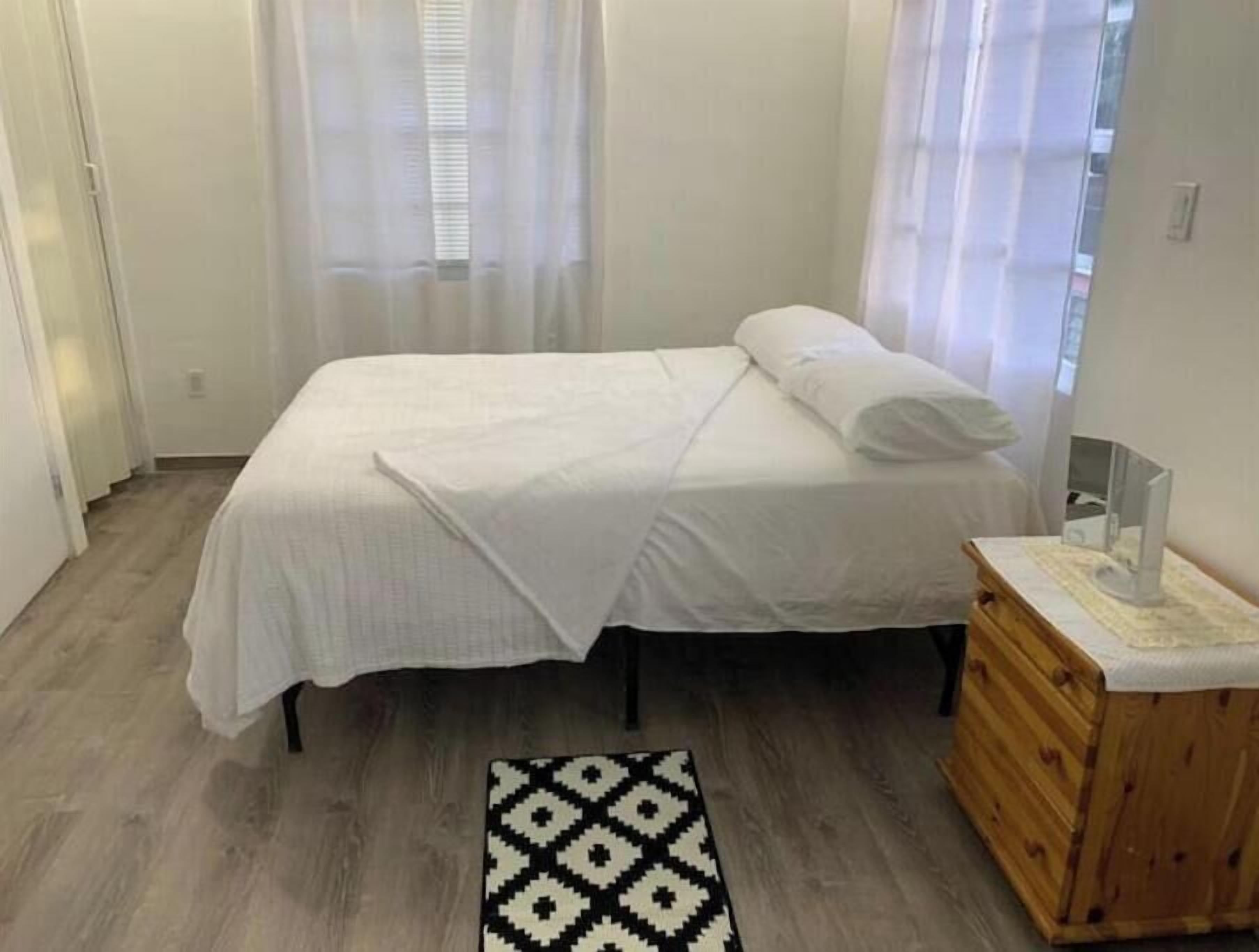 1 soverom, strykejern/-brett, internettilgang og sengetøy