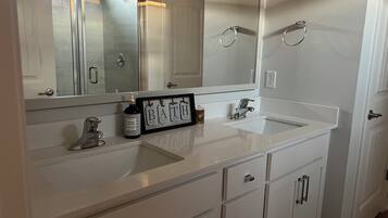 Secadora de cabello, toallas, jabón, papel de baño