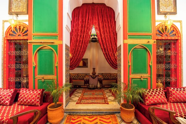 المنشأة من الداخل