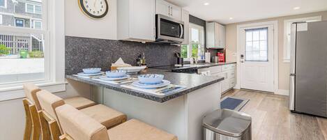 Batterie de cuisine, vaisselle et ustensiles, épices