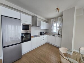 Fridge, microwave, oven, stovetop - Luxury penthouse Monarca II overlooking the Charco de San Gines and the Marina (Arrecife)