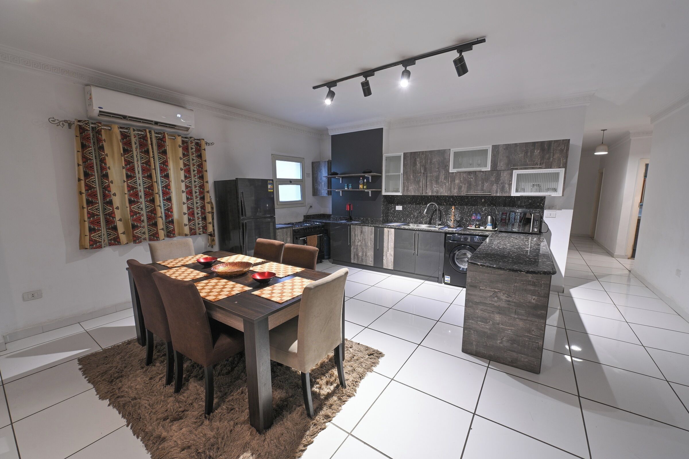 Superior appartement, balkon, uitzicht op de stad | Een kluis op de kamer, geluiddichte muren, een strijkplank/strijkijzer