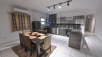 Superior appartement, balkon, uitzicht op de stad | Een kluis op de kamer, geluiddichte muren, een strijkplank/strijkijzer