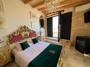 2 عدّة غرف نوم وخدمة الإنترنت وملاءات أسرّة