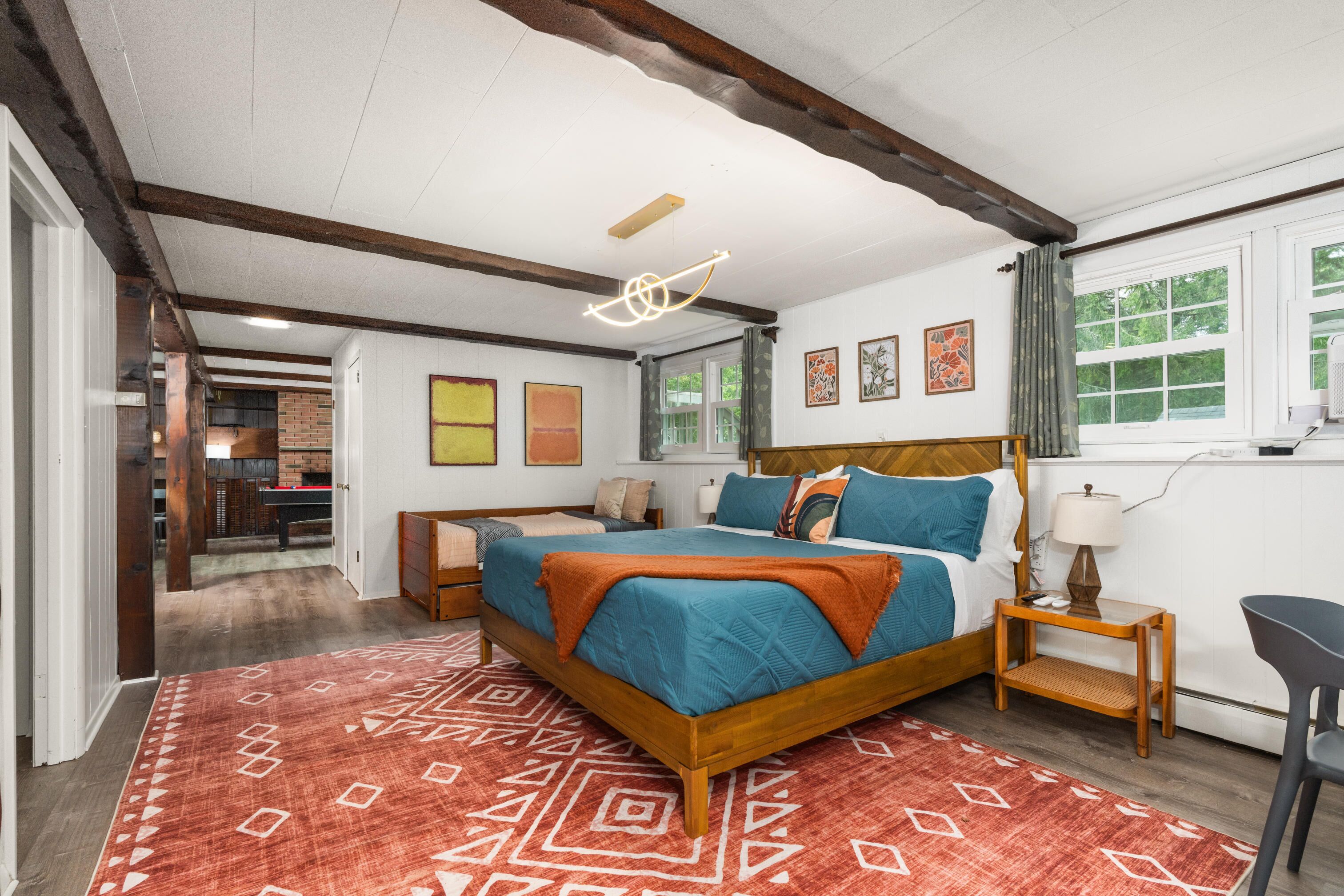 5 Schlafzimmer, Schreibtisch, Bügeleisen/Bügelbrett, Reisekinderbett