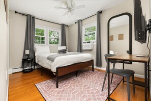 5 chambres, bureau, fer et planche à repasser, lit parapluie