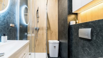 Een douche, een haardroger, handdoeken