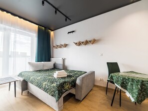 Iron/ironing board, WiFi, bed sheets