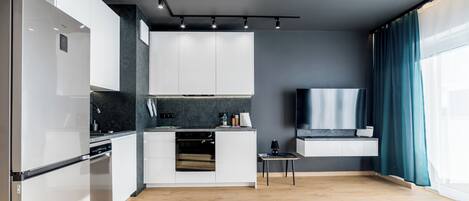 Fridge, oven, stovetop, dishwasher