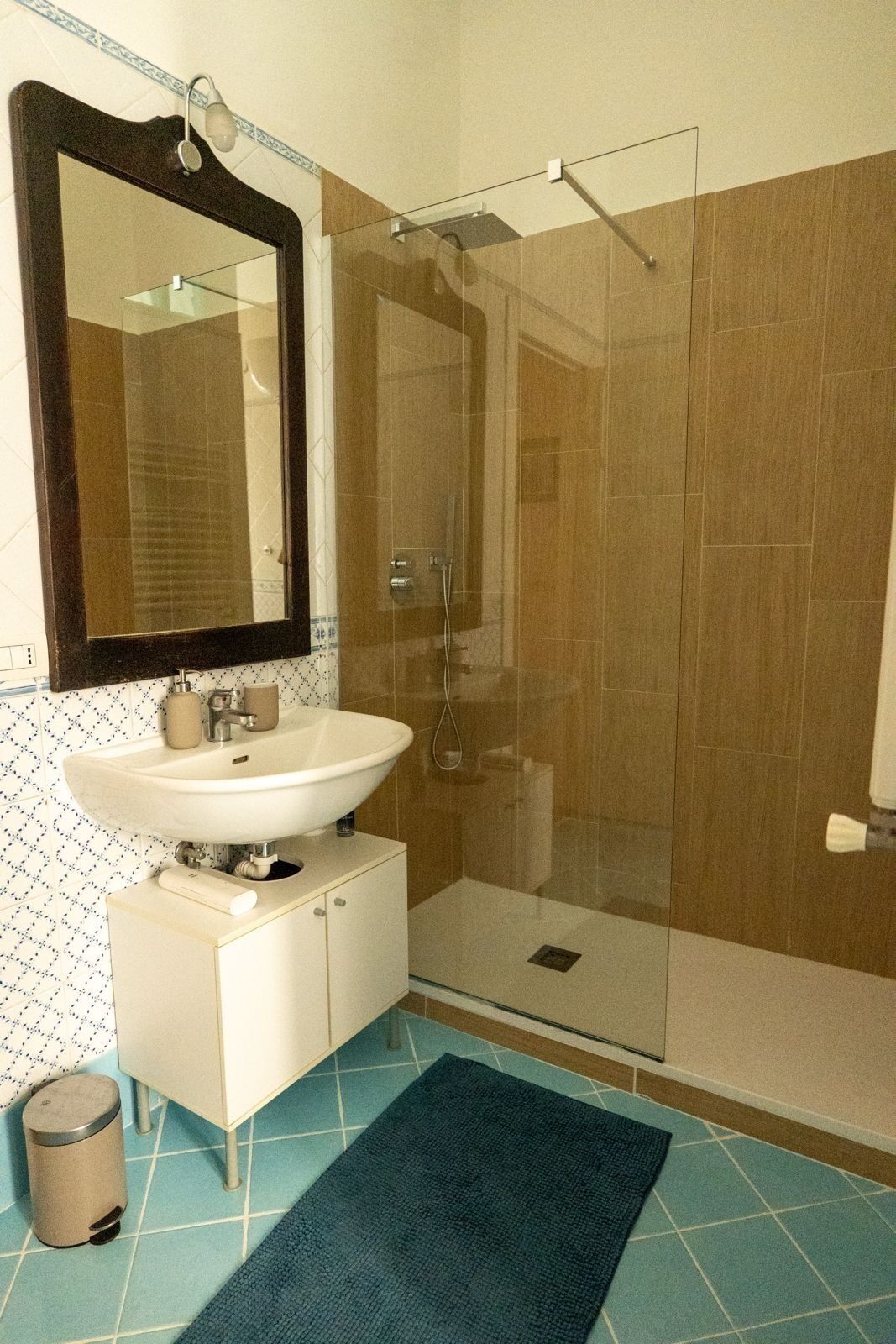 Chambre Simple, balcon | Salle de bain | Douche, articles de toilette gratuits, sèche-cheveux