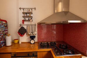 Geladeira grande, micro-ondas, fogão, cooktop