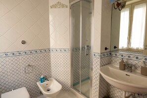 Double Room, Balcony | Bathroom | Shower, free toiletries, hair dryer, towels