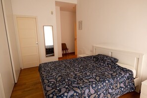 Chambre Triple, balcon | Fer et planche à repasser, Wi-Fi gratuit