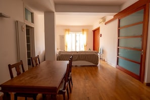 Petit déjeuner en libre-service compris tous les jours