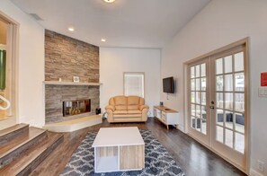 Smart TV, fireplace, ping pong, stereo