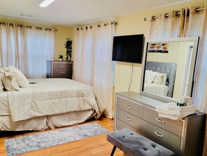 4 bedrooms, desk, iron/ironing board, WiFi