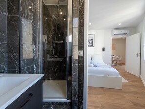 Shower, hair dryer, towels