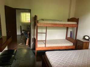 3 bedrooms, iron/ironing board, internet, bed sheets