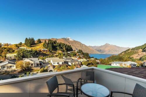 Luxury Villa With Lake Wakatipu & Remarkables Views