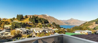 Luxury Villa With Lake Wakatipu & Remarkables Views