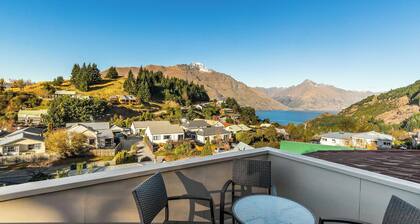 Luxury Villa With Lake Wakatipu & Remarkables Views