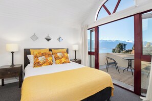 4 bedrooms, iron/ironing board, Internet, bed sheets