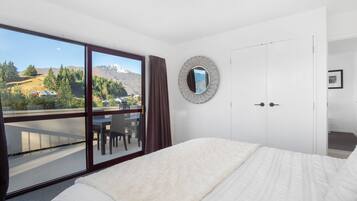 4 bedrooms, iron/ironing board, Internet, bed sheets