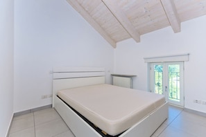 1 chambre, fer et planche à repasser, draps fournis