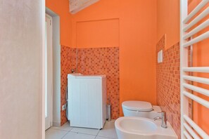 Douche, sèche-cheveux, bidet, serviettes fournies
