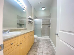 Regadera, secadora de cabello, toallas, jabón 