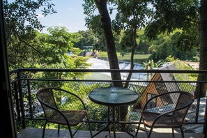 Quarto casal standard, sacada, vista para o rio | Wi-Fi de cortesia