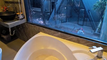 Superior Double Room, Balcony, Pool View | Bathroom | Soap, shampoo, toilet paper
