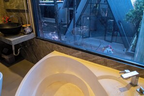 Quarto casal superior, sacada, vista para a piscina | Banheiro | Sabonete, shampoo, papel higiênico